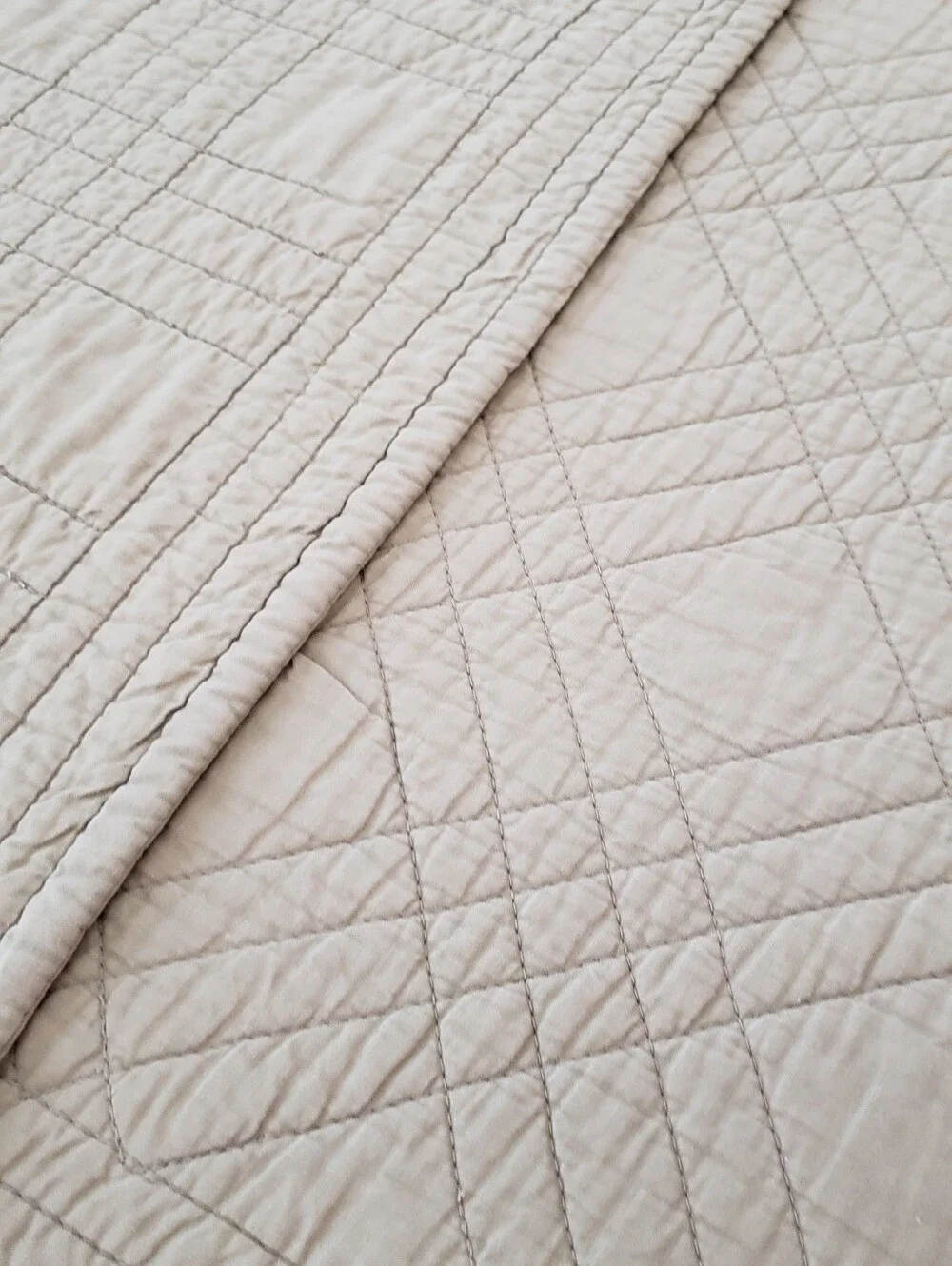 Classic Sage Quilt w/ 2 Shams & Bedskirt.  Full/Queen Size. Excellent condition.